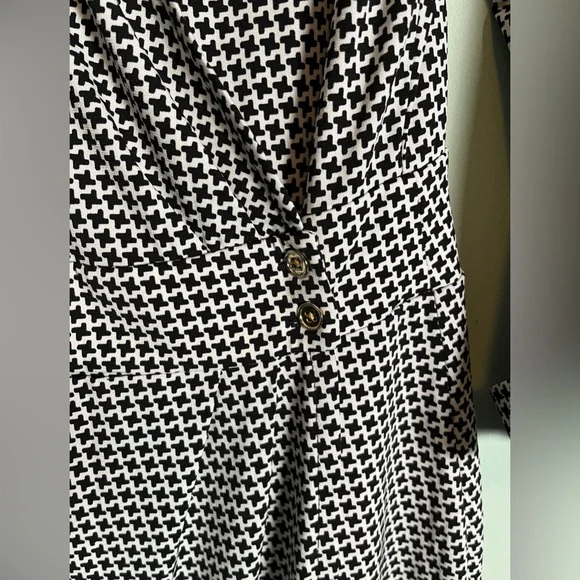 Jones New York - Black & White. Houndstooth Pattern. Jersey Wrap Dress. - Picture 3 of 9